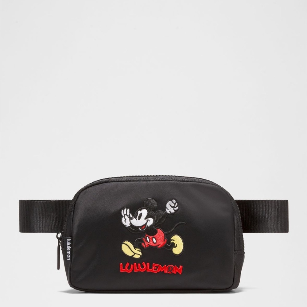 *LONG STRAP* Disney x Lululemon 
EVERYWHERE BELT BAG 
MICKEY IN MOTION-B…